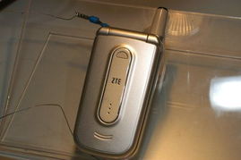 中興亮相2004年中國國際通信設備技術展，展示最新系列手機圖片引領通信新風尚